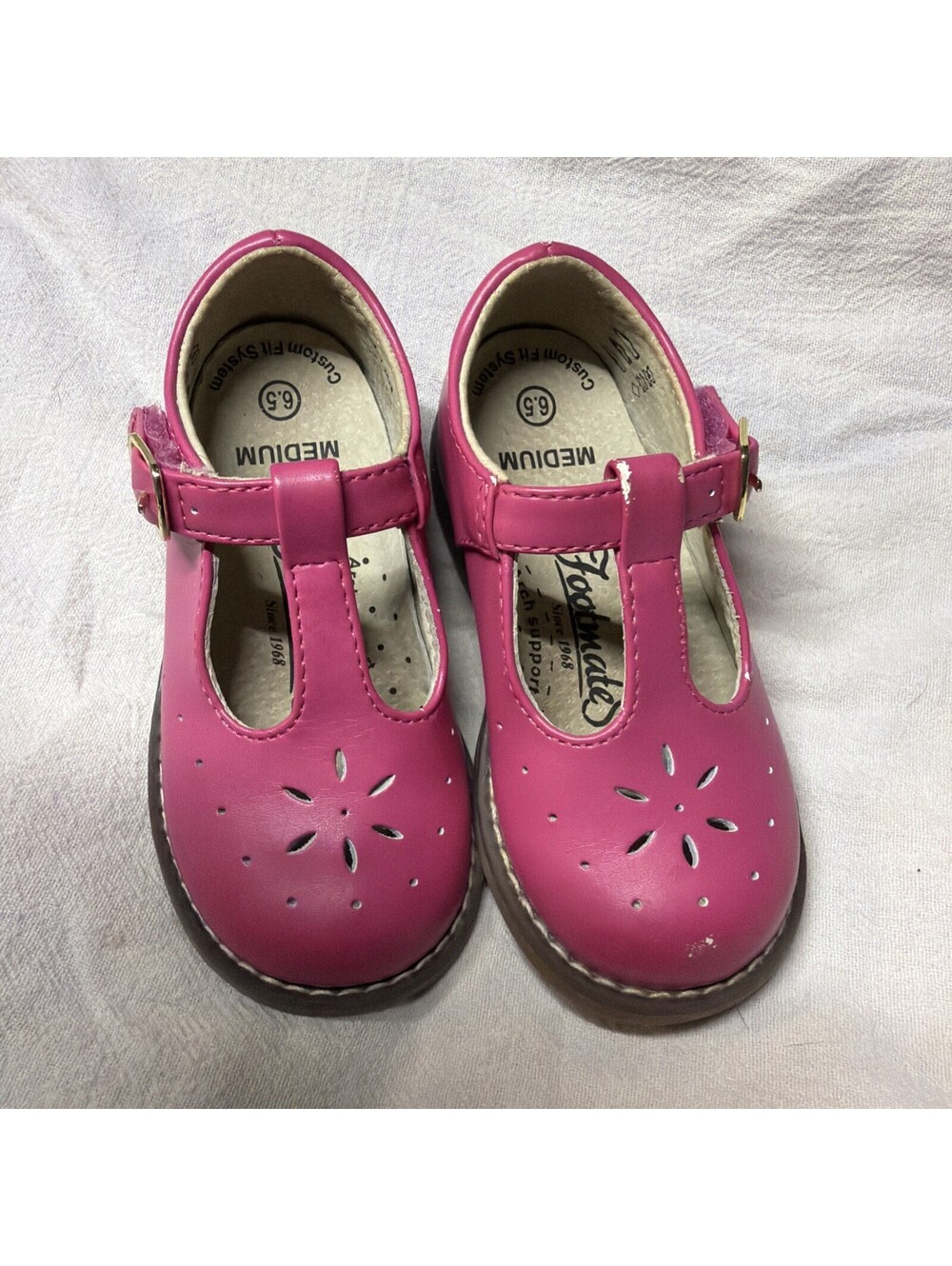 FootMates Sherry T-strap Mary Jane shoes in fuchsia patent leather 6.5
